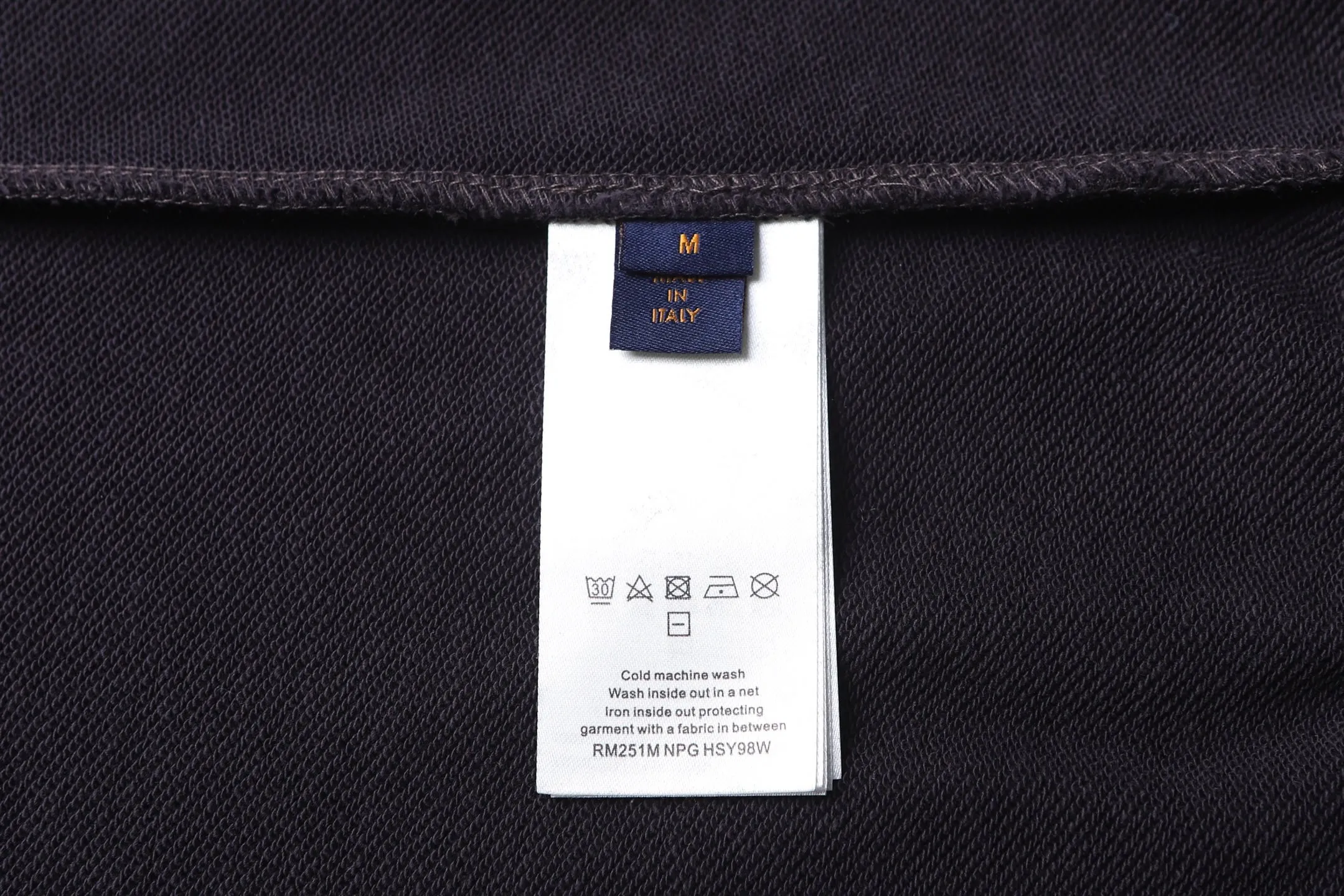🅿️410 1v 25FW hand-signed monogram beaded embroidered hooded sweatshirt. The original version was purchased for 13,200 and developed. The fabric is made of custom-dyed 420g cotton extra-thick trendy brand terry sweatshirt material. This fabric is raised and treated to form a layer of soft and plump fluff on the inside; the improved fish scale knitting method forms a delicate concave and convex texture on the bottom surface, similar to the arrangement of fish scales. Effectively increases the air storage layer and improves thermal insulation performance. The front of the fabric is smooth and smooth, while the back is soft and waxy. It has excellent moisture absorption, breathability, wrinkle resistance and drape, and is thicker and crisper than ordinary sweatshirt materials. It gives clothes excellent warmth retention, breathability and skin-friendly touch. The Vuitton script on the chest is embroidered with beads. During the embroidery process, tiny beads are fixed on the fabric together with embroidery thread. The direct characteristics brought by this process are a strong three-dimensional sense, a unique sense of weight and a reflective effect that changes with the light. The overall wiring is straight and delicate, the fabric is comfortable and soft, and the color is consistent without color difference. It can be matched with the same style to create a fashionable look and control various occasions. Customized accessories, complete with three standards, same style for men and women! Size:S-M-L-XL